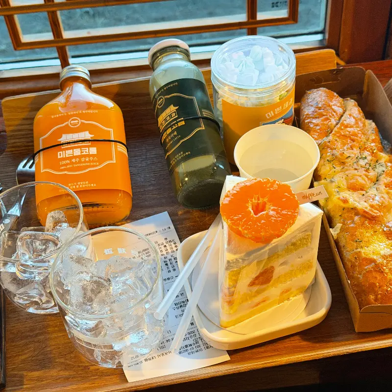 옥수수빵과 음료