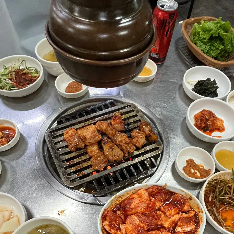 푸짐한 밑반찬과 고기