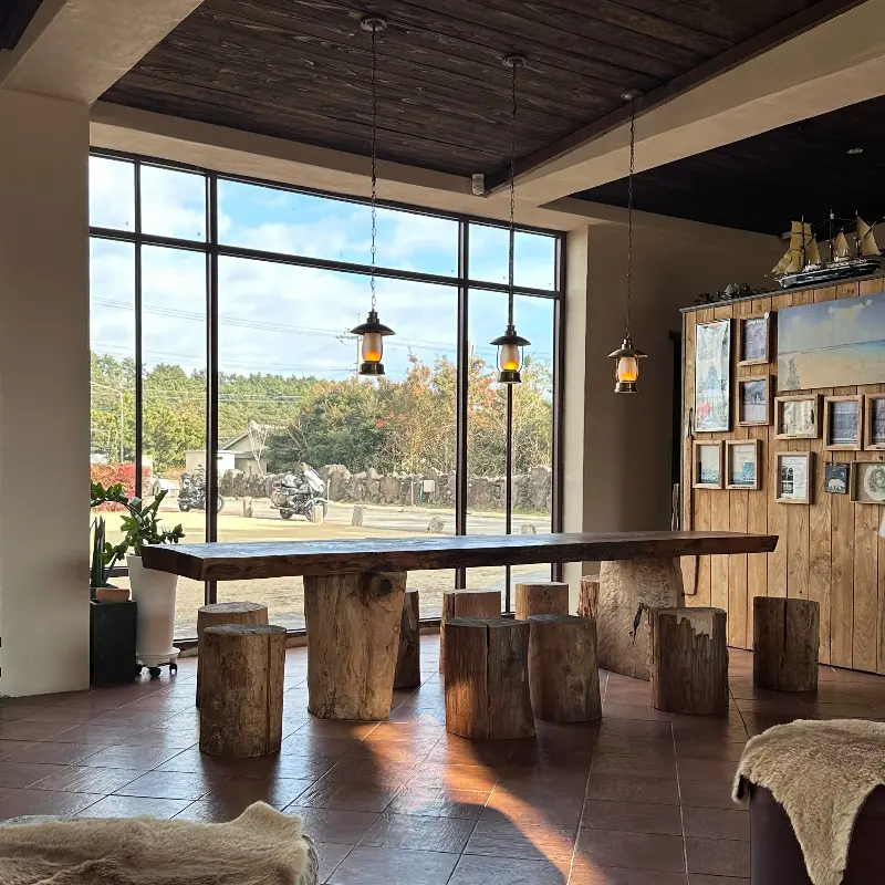 친봉산장 내부 테이블