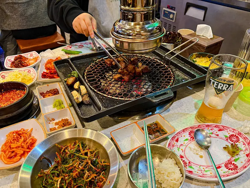 돈사향 테이블 전경