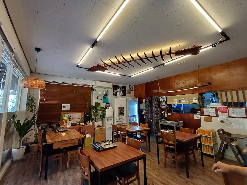 아늑하고 정겨운 식당 내부