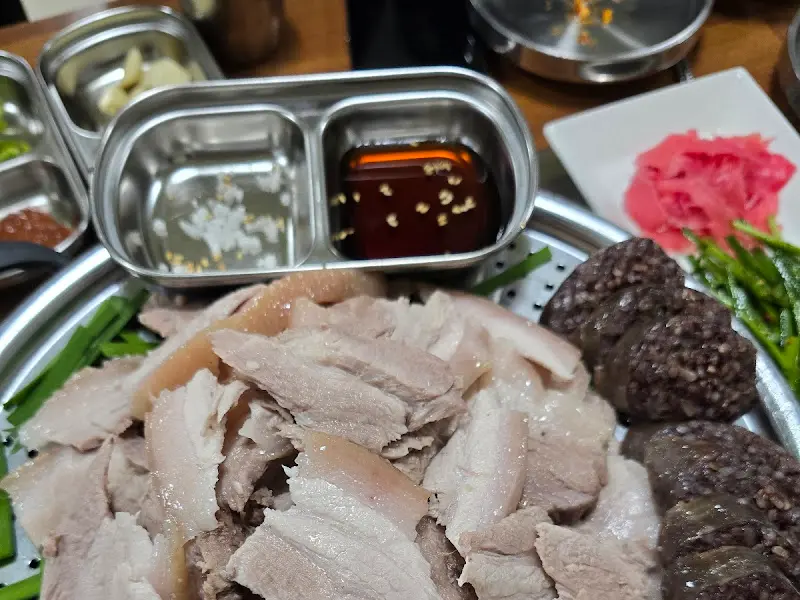 윤기가 자르르 흐르는 수육