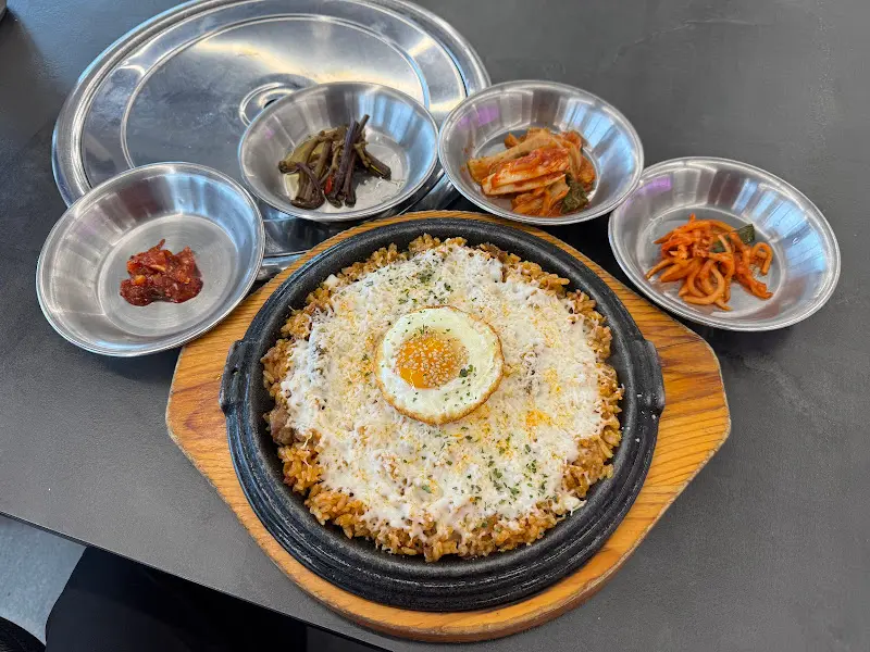 계란 반숙이 올라간 흑돼지 볶음밥