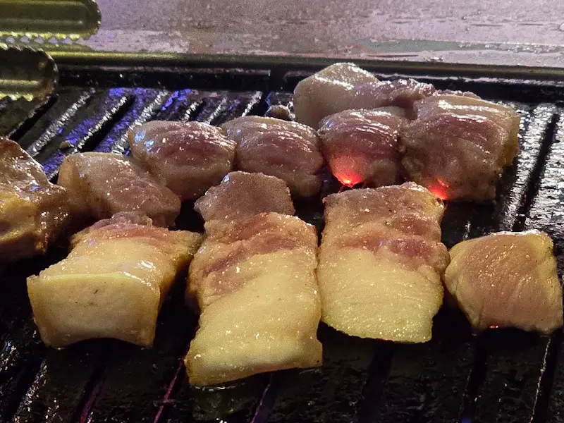 연탄불에 구워지고 있는 오겹살