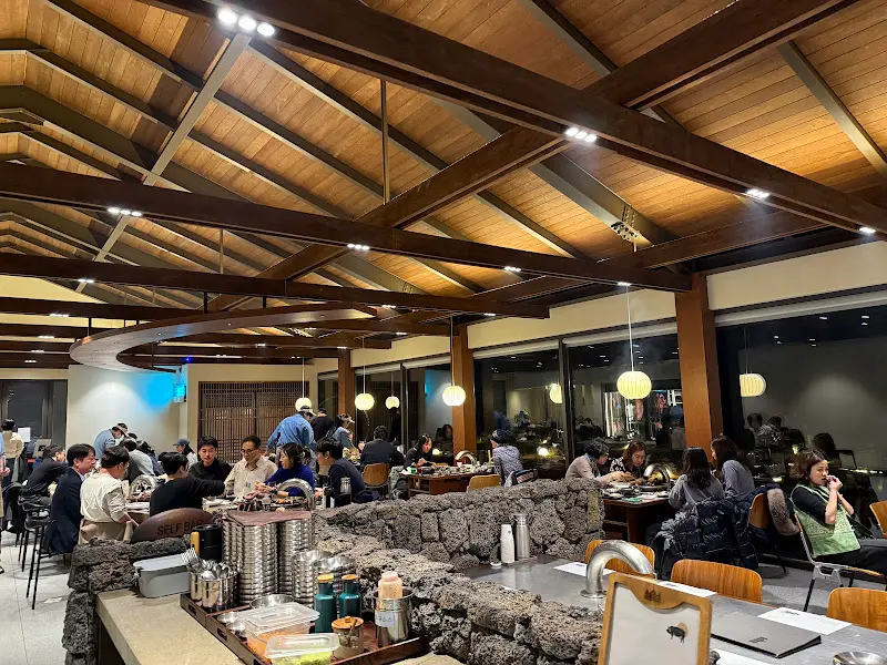 높은 천장과 은은한 조명이 아늑한 분위기를 연출하는 보름숲 내부