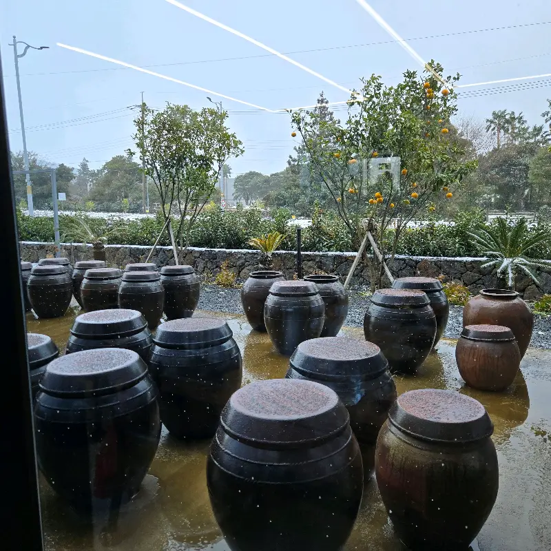 번네식당 장독대