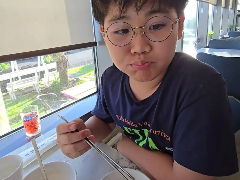 창밖 풍경을 바라보는 아이