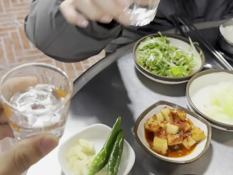 춘미향식당 밑반찬과 물컵