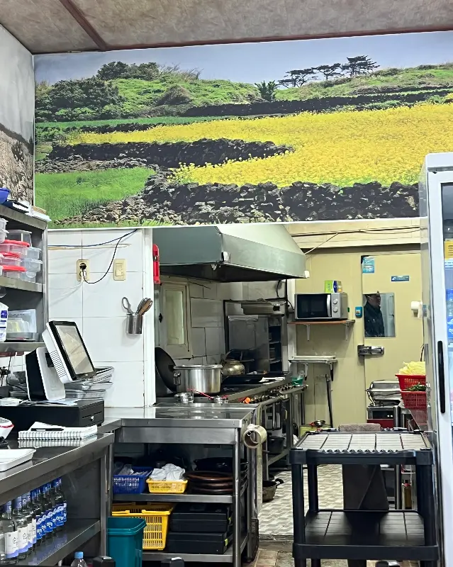 깔끔하게 정돈된 주방 내부