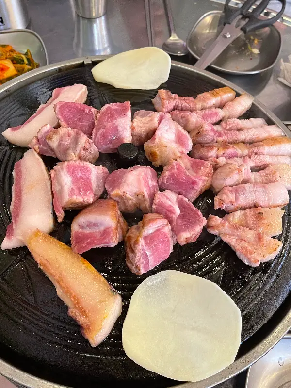 흑돼지 굽는 모습