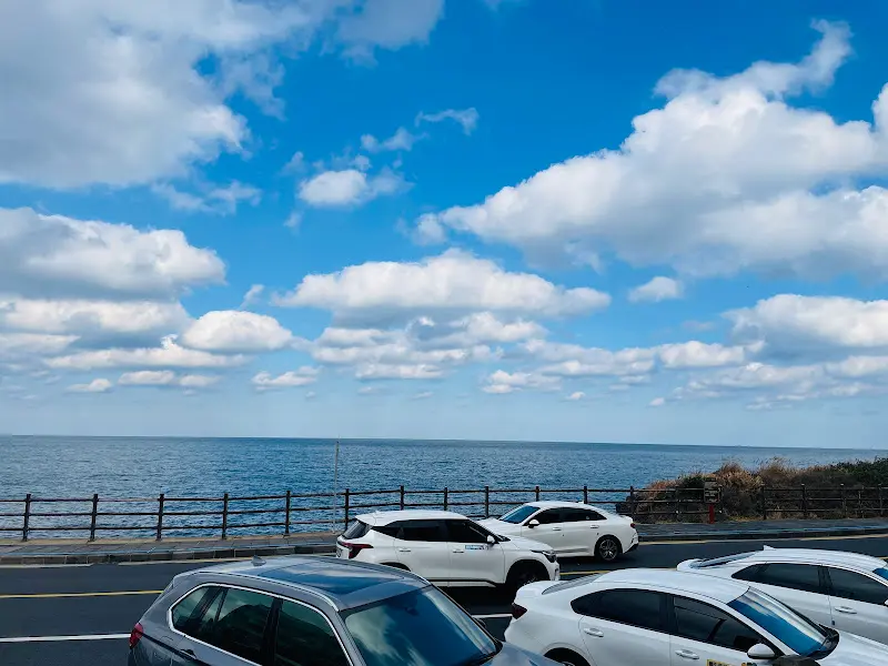 식당 앞에서 바라본 바다