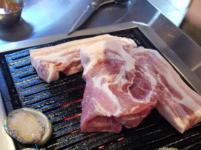 불판 위에 올려진 싱싱한 전복