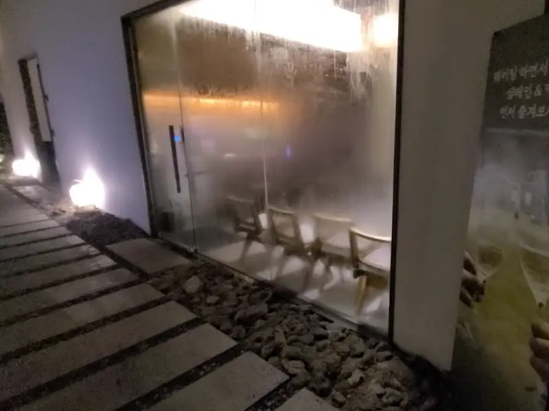 따뜻한 조명 아래 편안하게 대기할 수 있는 공간