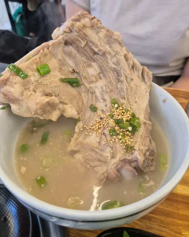 살이 가득 붙어있는 뼈