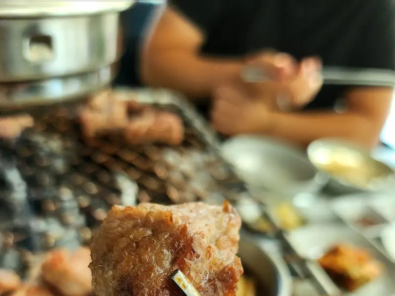 숯불에 구워진 흑돼지