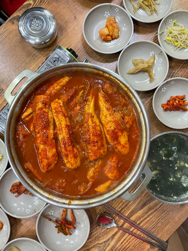 테이블 가득 차려진 갈치조림 한 상