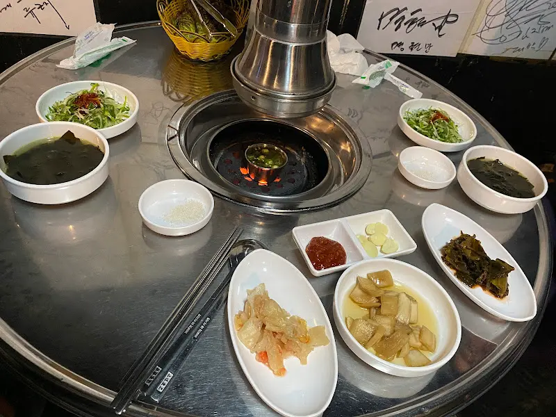 깔끔하게 차려진 밑반찬