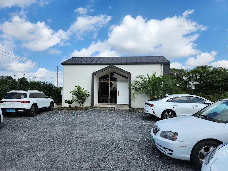 하얀 외관이 돋보이는 데미안 건물