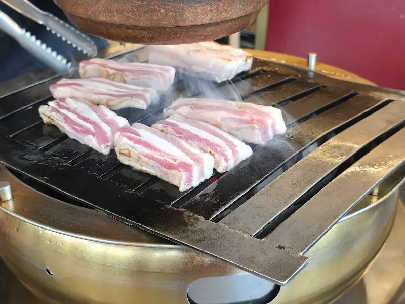 흑돼지 굽는 모습