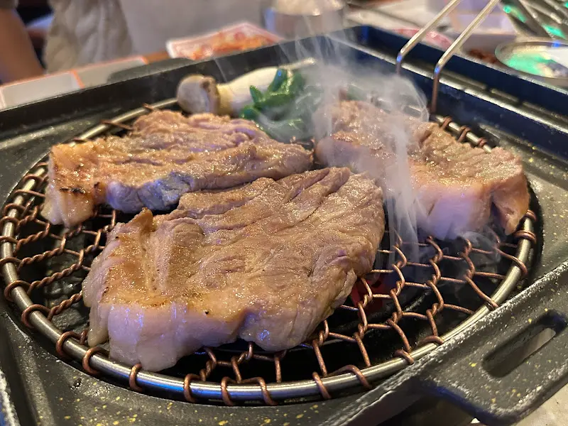 숯불 위에 구워지는 돼지갈비