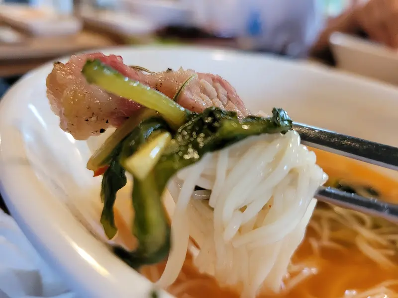 열무국수와 백돼지 바베큐의 환상적인 조합