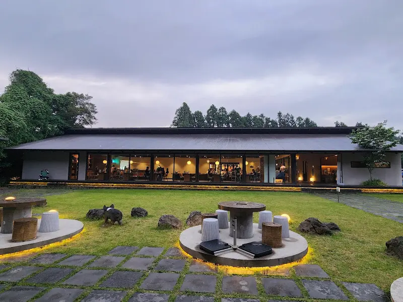 정원 테이블에서 바라본 보름숲 전경