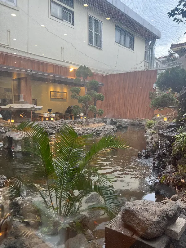 식당 외부에서 보이는 연못