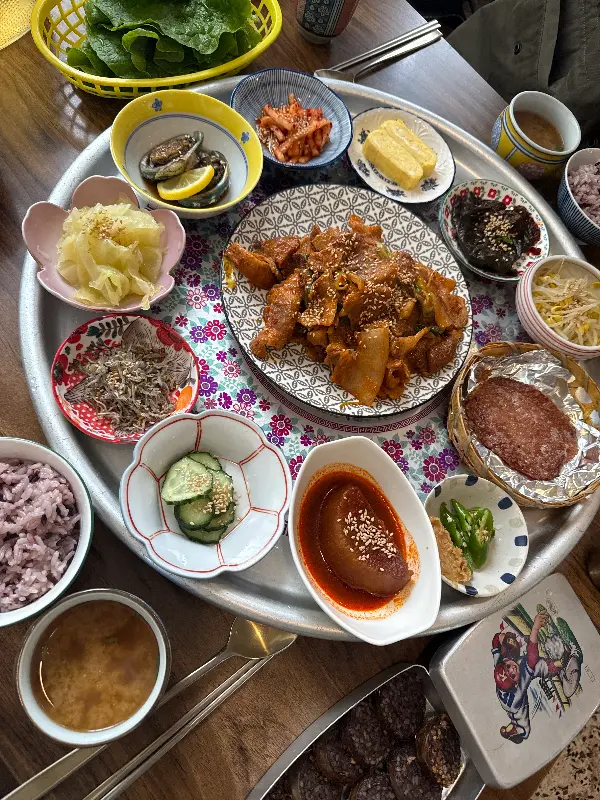 다양한 각도에서 찍은 한상차림