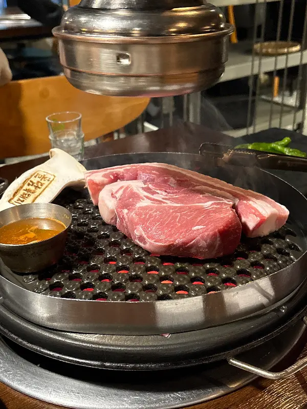 숯불 위에서 구워지는 흑돼지