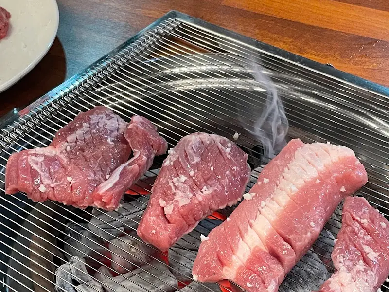 숯불 위에서 익어가는 흑돼지