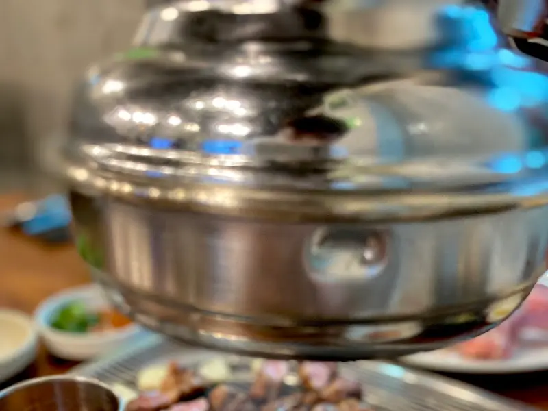 환풍구 아래에서 맛있게 익어가는 흑돼지