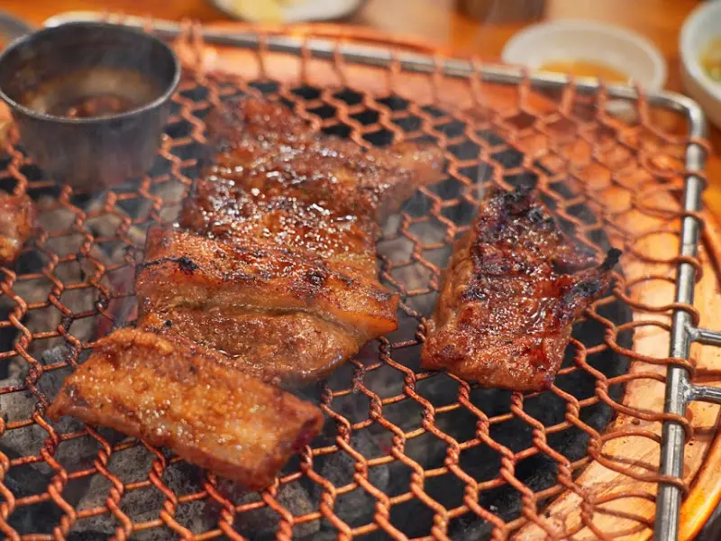숯불 위에서 익어가는 양념갈비
