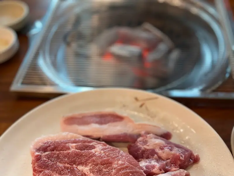 두툼한 흑돼지 오겹살