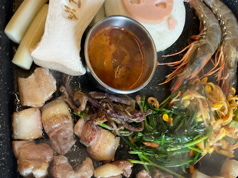 불판 위의 흑돼지 오겹살과 새우