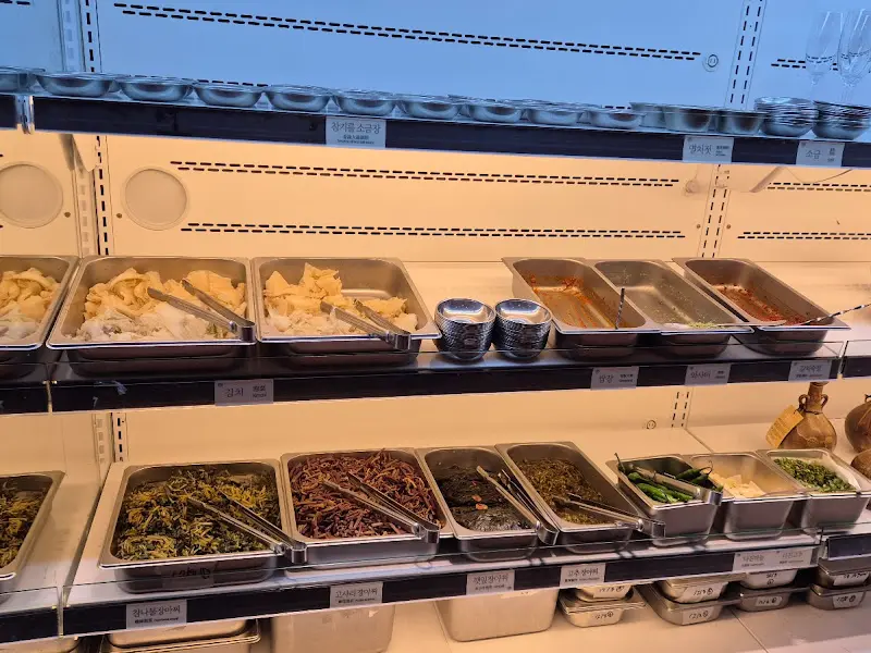 다양한 밑반찬이 준비된 샐러드바