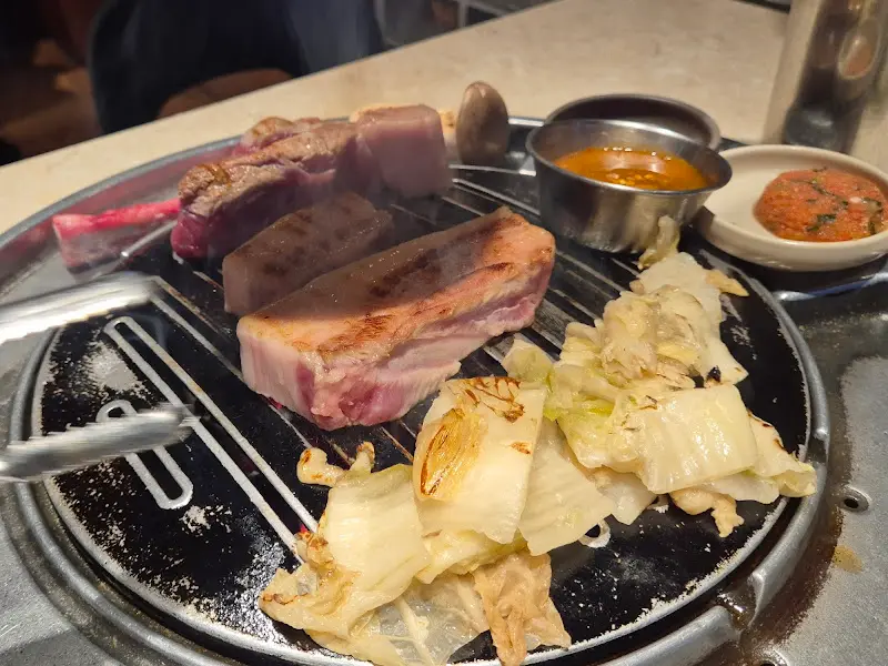 전문가의 손길로 구워지는 숙성 삼겹살