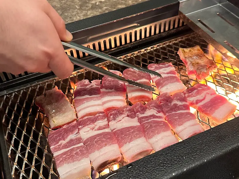 전문가의 손길로 구워지는 흑돼지