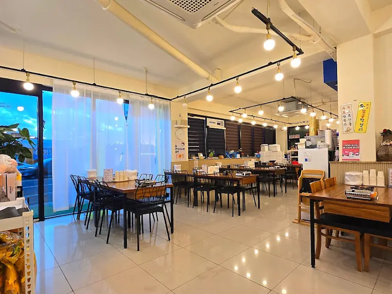 넓고 쾌적한 식당 내부