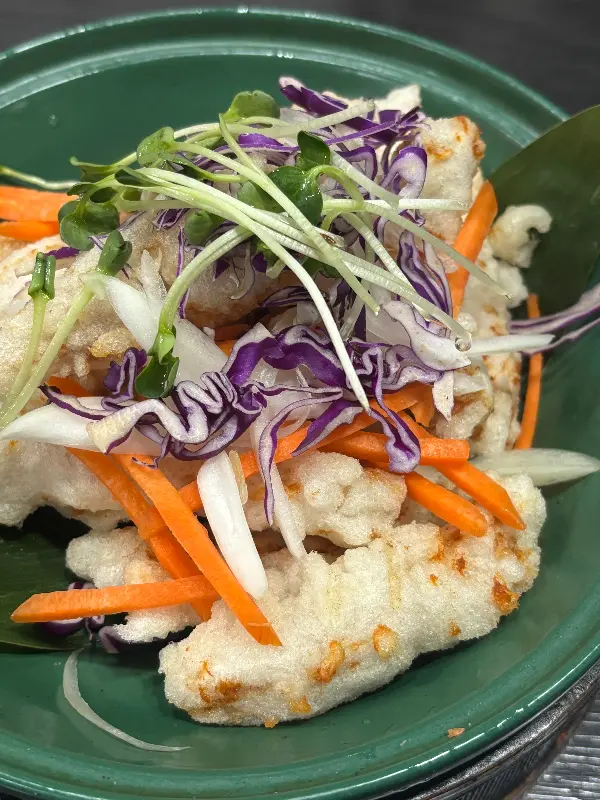 탕수육 위에 올려진 신선한 채소