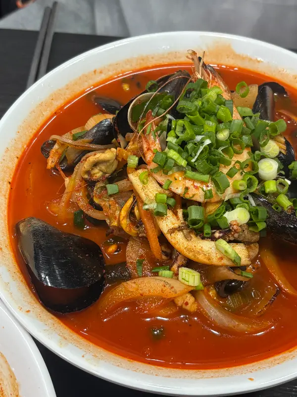 다채로운 해산물이 들어간 짬뽕