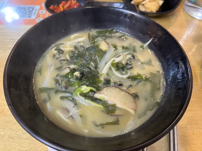 푸짐한 보말칼국수