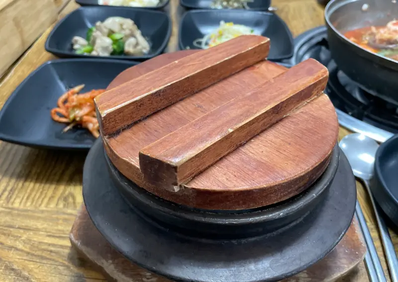 돌솥밥과 밑반찬, 갈치조림이 차려진 푸짐한 한 상