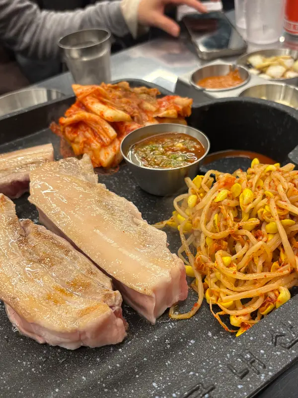 볶음밥과 다양한 반찬들