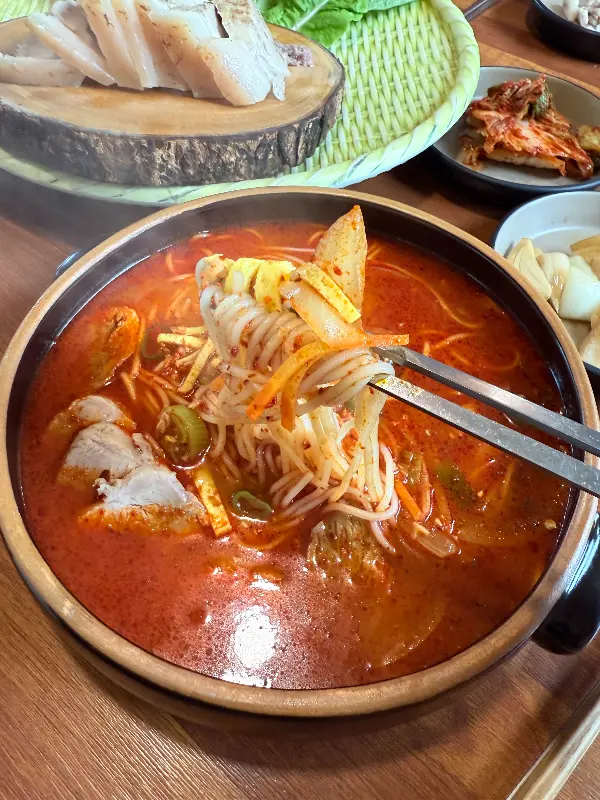 비빔국수를 젓가락으로 들어올리는 모습