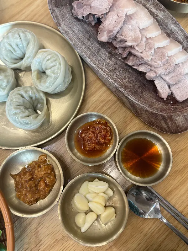 윤기가 좔좔 흐르는 돔베고기