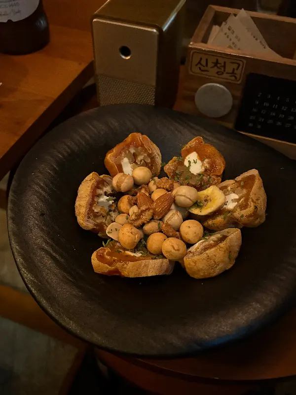 다양한 종류의 술이 준비된 바 테이블