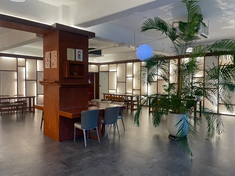 넓고 깔끔한 매장 내부