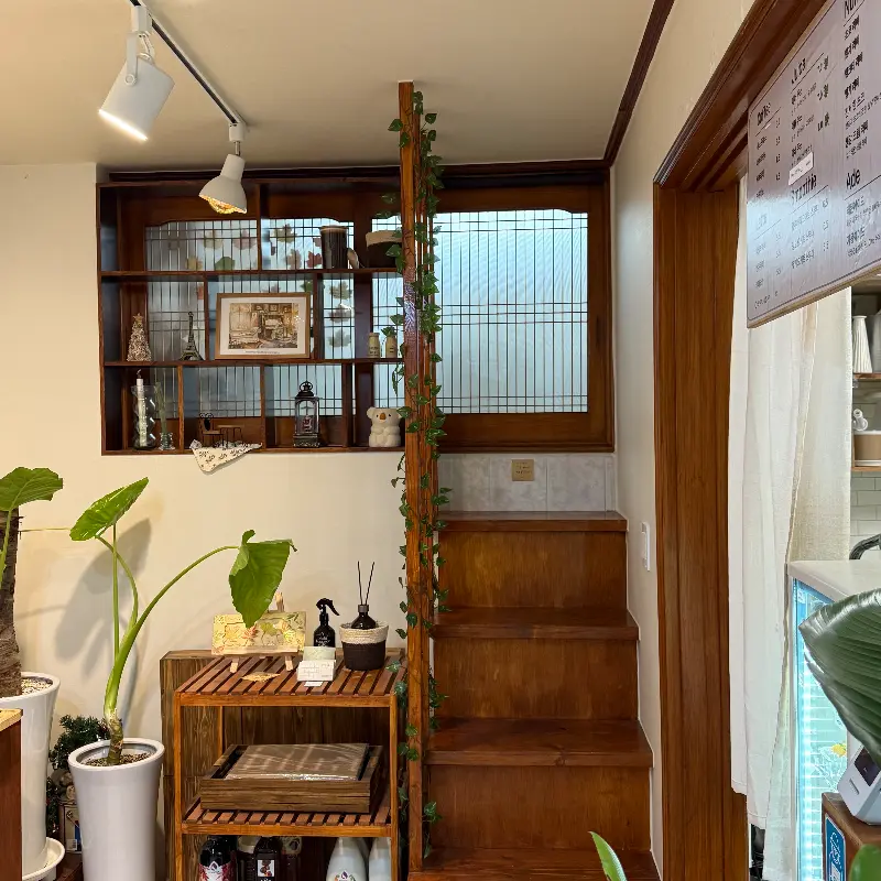 카페 내부 계단