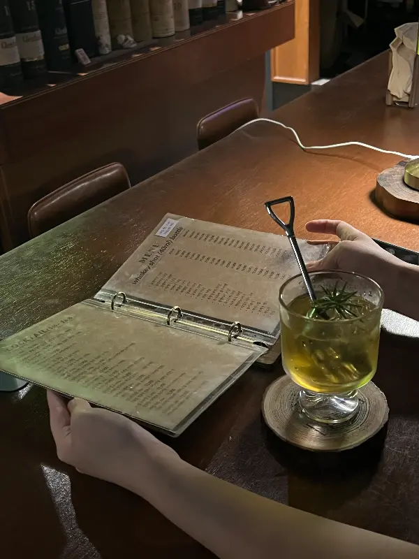 메뉴판과 칵테일