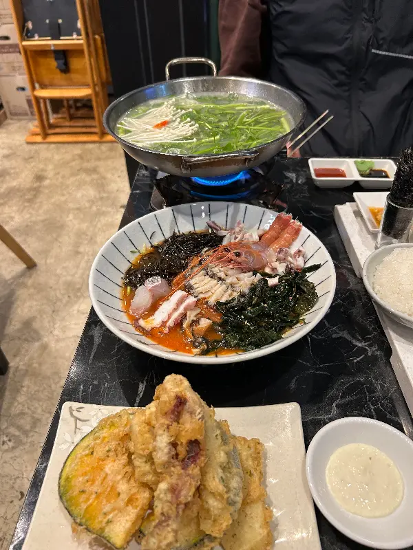 해산물과 야채가 어우러진 물회와 튀김, 그리고 죽